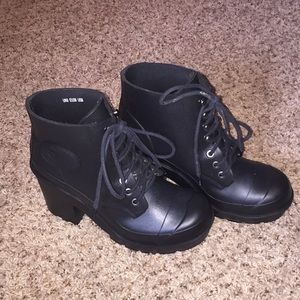 Cute lace up hunter booties!